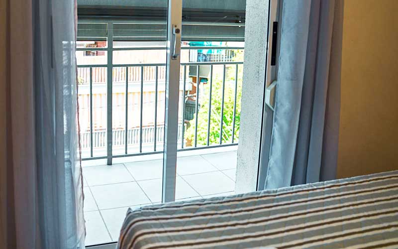 Hostal-Castelldefels-balcon-terraza